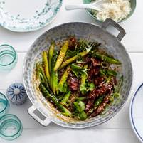 Grner Wok-Spargel mit Rumpsteak-Streifen