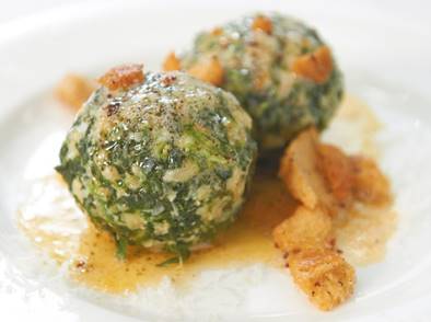 Spinatkndel mit Brotbutter